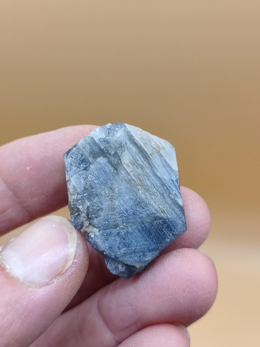 Blauer Saphir Rohkristall aus Tansania – Natürlicher Korund mit Wachstumsstreifen Edelstein Sammlermineral Kristalle Geschenk Unikat - Art of Nature Berlin