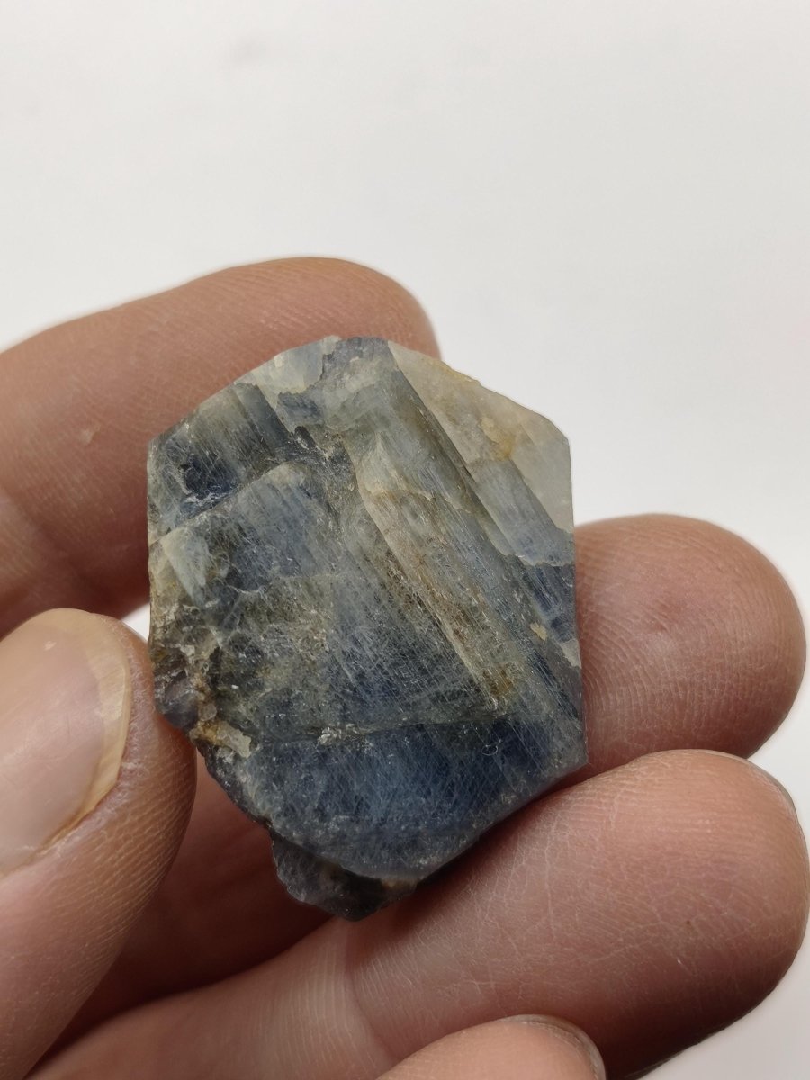 Blauer Saphir Rohkristall aus Tansania – Natürlicher Korund mit Wachstumsstreifen Edelstein Sammlermineral Kristalle Geschenk Unikat - Art of Nature Berlin
