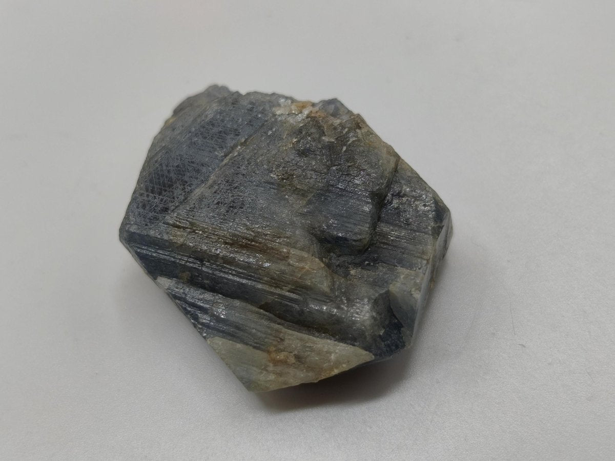 Blauer Saphir Rohkristall aus Tansania – Natürlicher Korund mit Wachstumsstreifen Edelstein Sammlermineral Kristalle Geschenk Unikat - Art of Nature Berlin