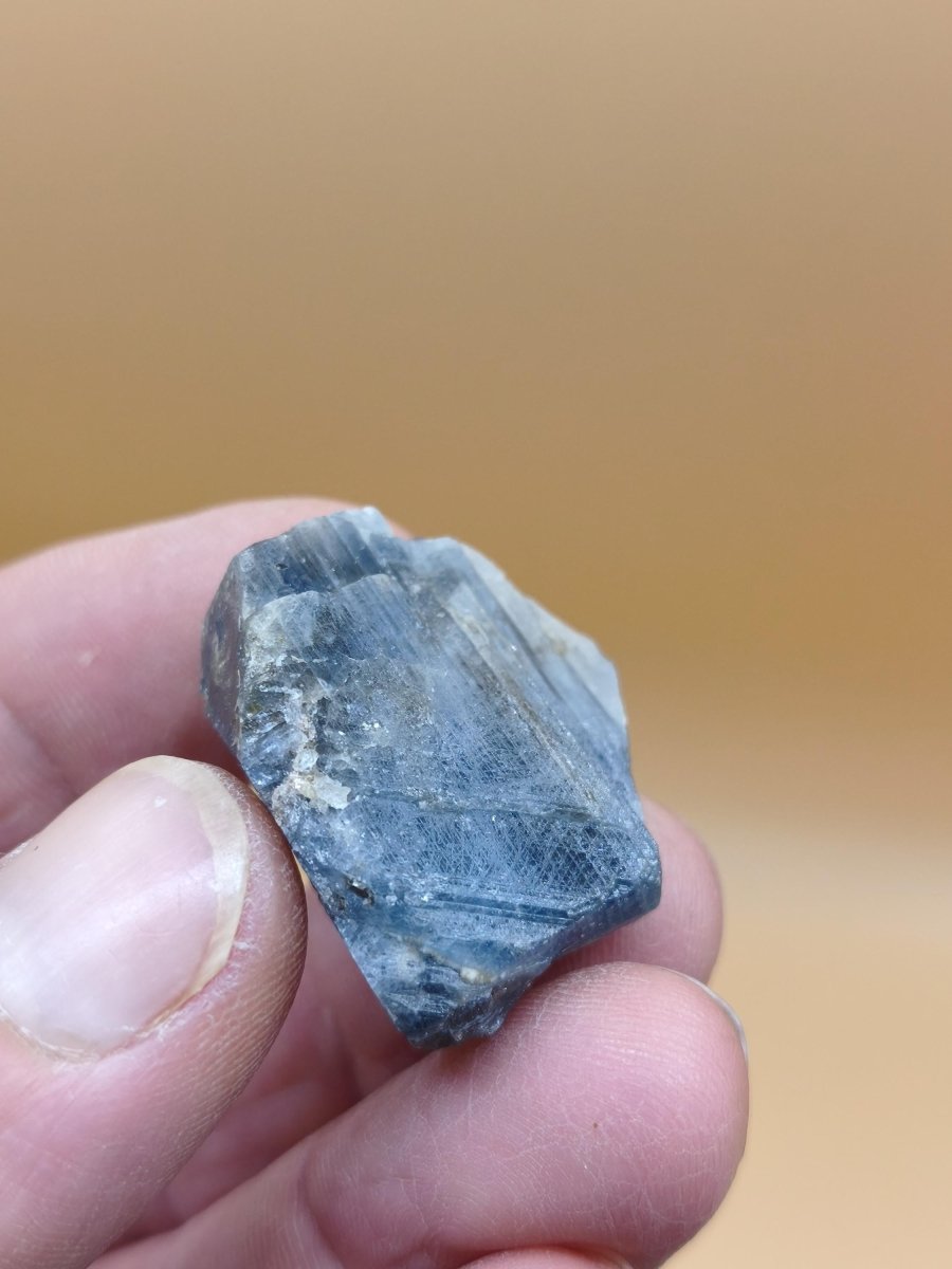 Blauer Saphir Rohkristall aus Tansania – Natürlicher Korund mit Wachstumsstreifen Edelstein Sammlermineral Kristalle Geschenk Unikat - Art of Nature Berlin