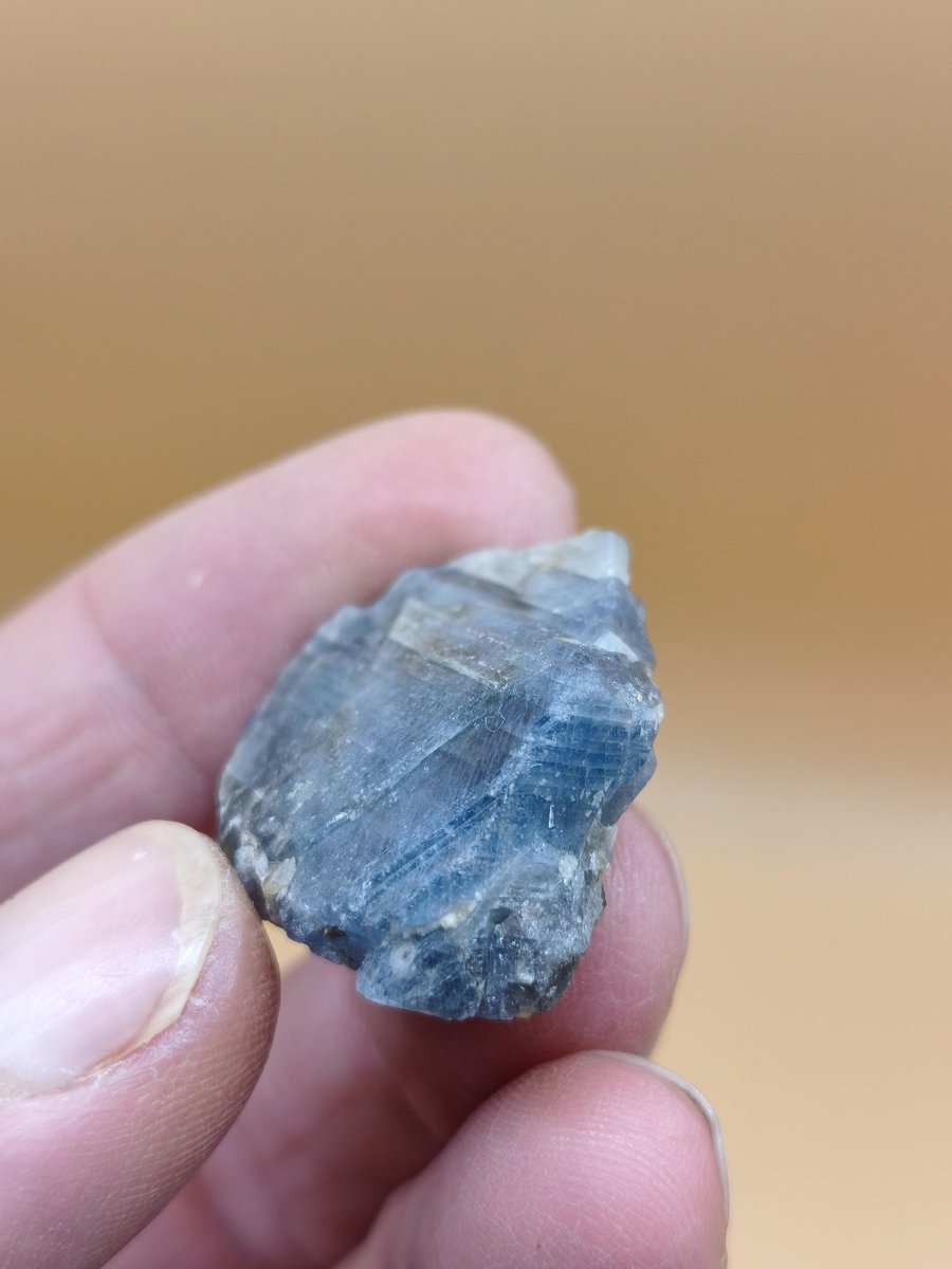 Blauer Saphir Rohkristall aus Tansania – Natürlicher Korund mit Wachstumsstreifen Edelstein Sammlermineral Kristalle Geschenk Unikat - Art of Nature Berlin