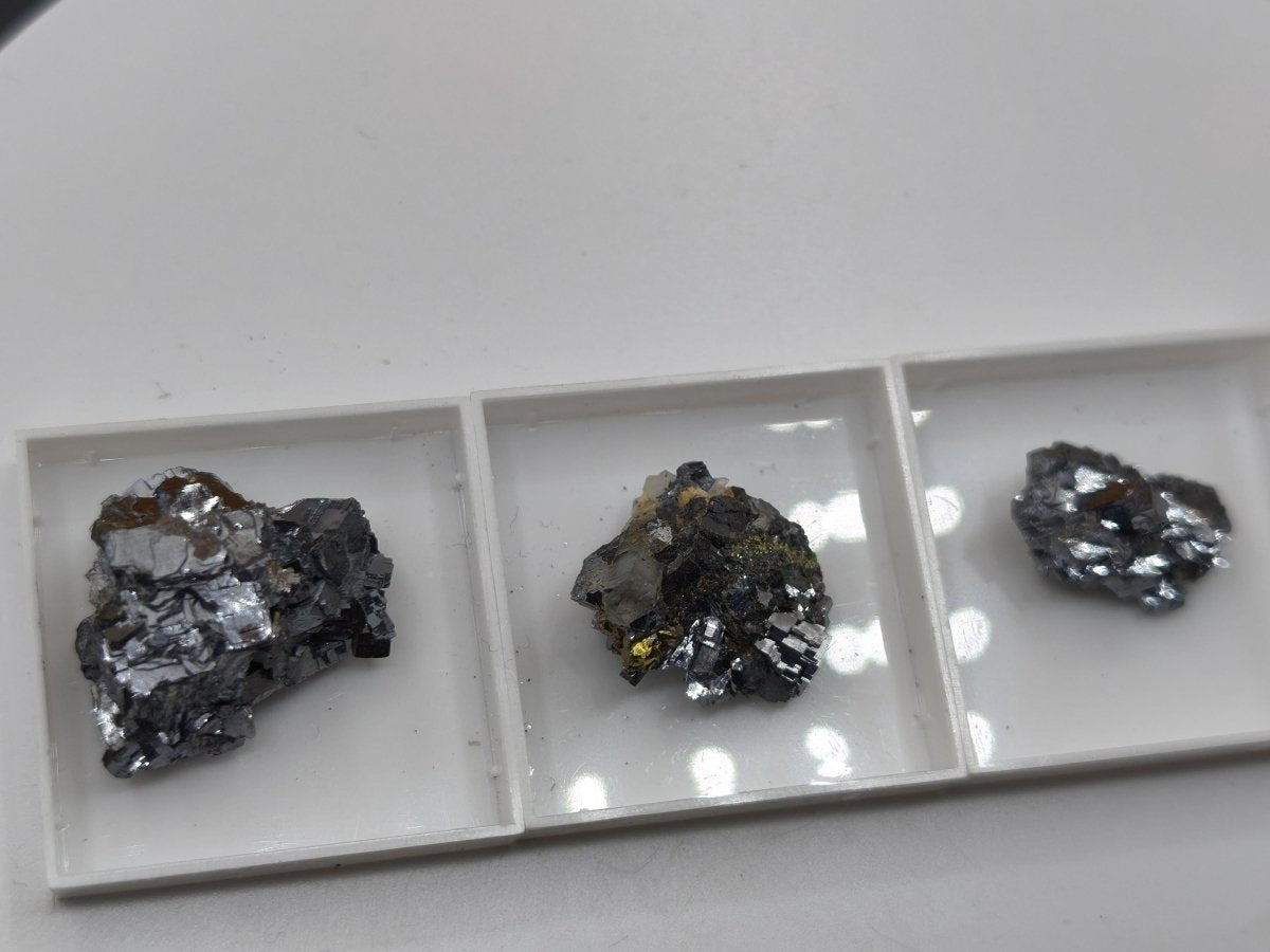 Bleiglanz & Kupferkies – 3 metallisch glänzende Mineralstufen zur Auswahl – in Acrylbox Kristall Sammler Stufe Heilstein Edelstein Mineral - Art of Nature Berlin