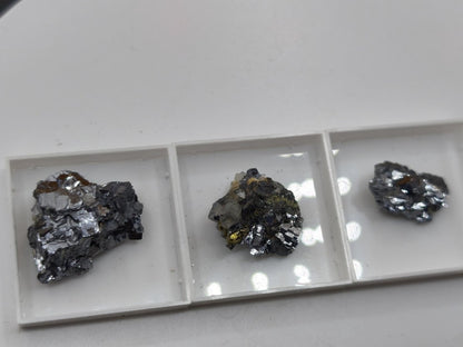 Bleiglanz & Kupferkies – 3 metallisch glänzende Mineralstufen zur Auswahl – in Acrylbox Kristall Sammler Stufe Heilstein Edelstein Mineral - Art of Nature Berlin
