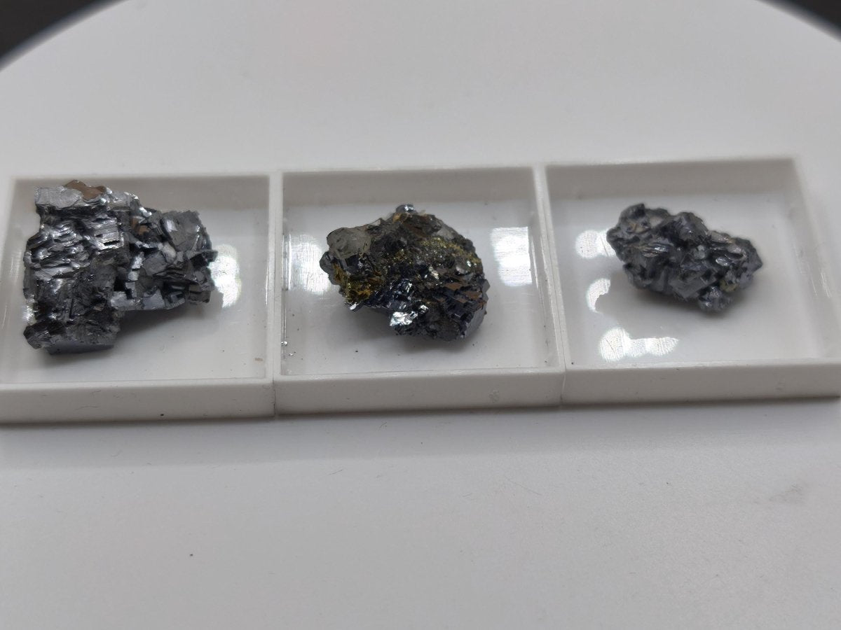 Bleiglanz & Kupferkies – 3 metallisch glänzende Mineralstufen zur Auswahl – in Acrylbox Kristall Sammler Stufe Heilstein Edelstein Mineral - Art of Nature Berlin