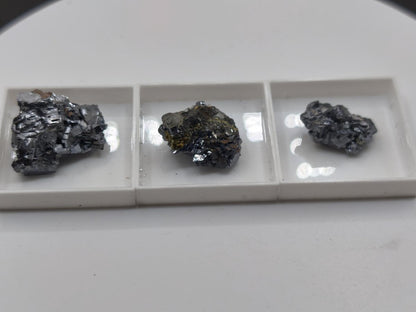 Bleiglanz & Kupferkies – 3 metallisch glänzende Mineralstufen zur Auswahl – in Acrylbox Kristall Sammler Stufe Heilstein Edelstein Mineral - Art of Nature Berlin