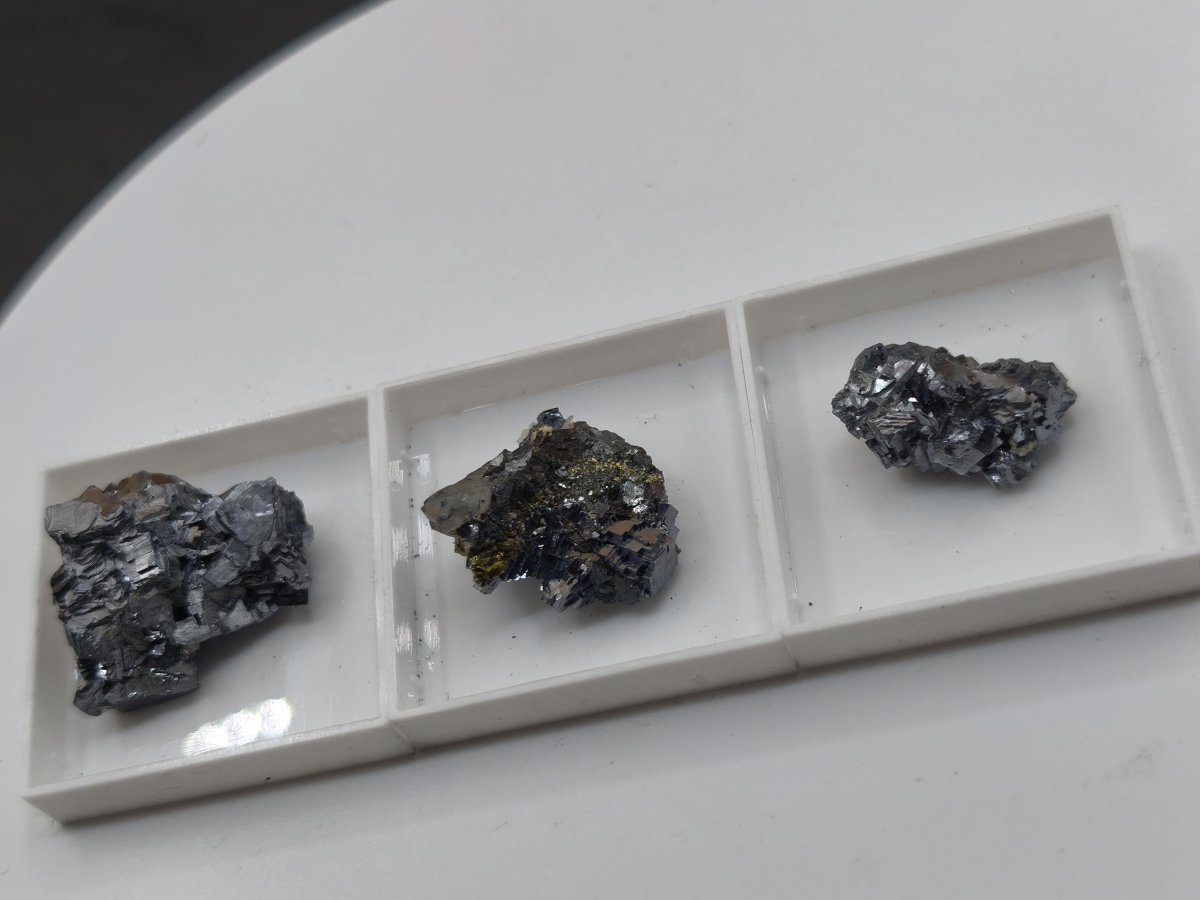 Bleiglanz & Kupferkies – 3 metallisch glänzende Mineralstufen zur Auswahl – in Acrylbox Kristall Sammler Stufe Heilstein Edelstein Mineral - Art of Nature Berlin