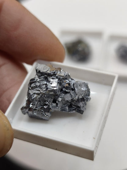 Bleiglanz & Kupferkies – 3 metallisch glänzende Mineralstufen zur Auswahl – in Acrylbox Kristall Sammler Stufe Heilstein Edelstein Mineral - Art of Nature Berlin