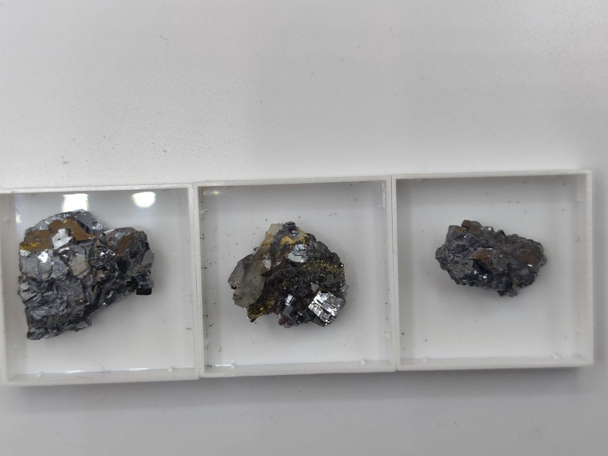 Bleiglanz & Kupferkies – 3 metallisch glänzende Mineralstufen zur Auswahl – in Acrylbox Kristall Sammler Stufe Heilstein Edelstein Mineral - Art of Nature Berlin