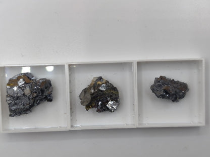 Bleiglanz & Kupferkies – 3 metallisch glänzende Mineralstufen zur Auswahl – in Acrylbox Kristall Sammler Stufe Heilstein Edelstein Mineral - Art of Nature Berlin