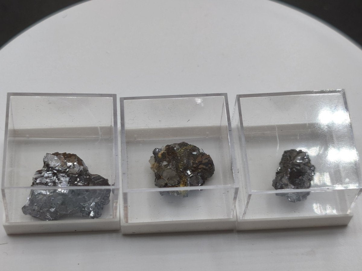 Bleiglanz & Kupferkies – 3 metallisch glänzende Mineralstufen zur Auswahl – in Acrylbox Kristall Sammler Stufe Heilstein Edelstein Mineral - Art of Nature Berlin