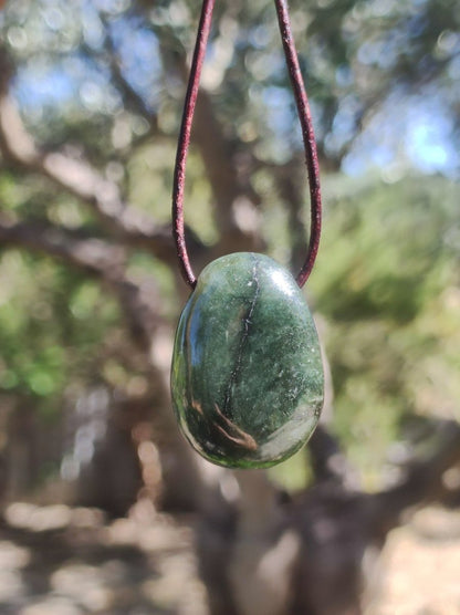 Burma Jade *Rarität* ~ Edelstein Kette HIPPIE Boho Ethno Natur Heilstein Rarität Kristalle Schmuck Anhänger Natur Kraft Stein Geschenk grün - Art of Nature Berlin