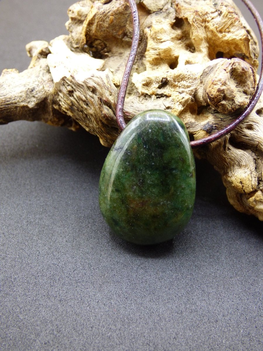 Burma Jade *Rarität* ~ Edelstein Kette HIPPIE Boho Ethno Natur Heilstein Rarität Kristalle Schmuck Anhänger Natur Kraft Stein Geschenk grün - Art of Nature Berlin