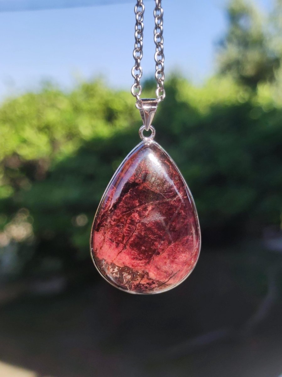 Bustamit Sugilith - inkl. 925 Silber Fassung lila rot Edelstein Kette Natur Heilstein Seltene Rarität Mann Frau Er Sie Geschenk - Art of Nature Berlin