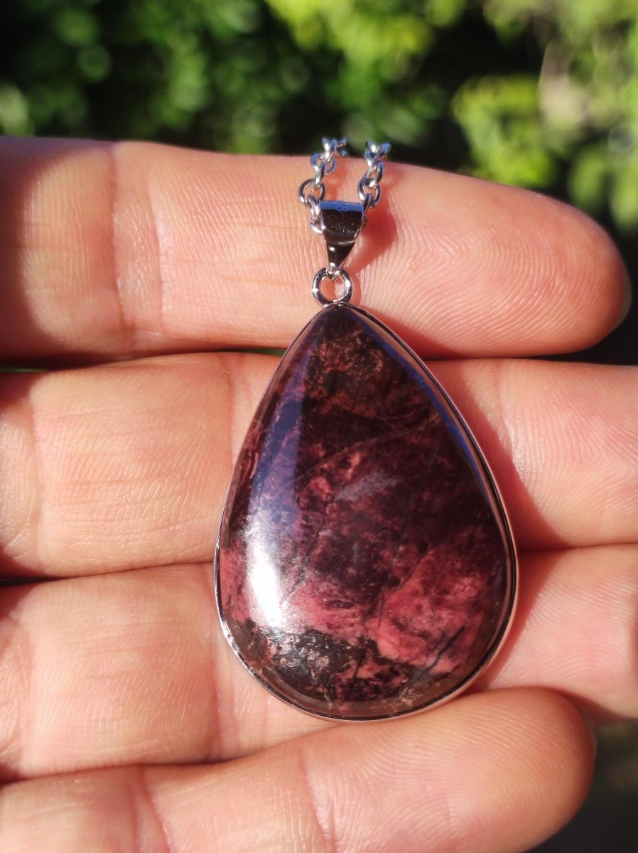 Bustamit Sugilith - inkl. 925 Silber Fassung lila rot Edelstein Kette Natur Heilstein Seltene Rarität Mann Frau Er Sie Geschenk - Art of Nature Berlin