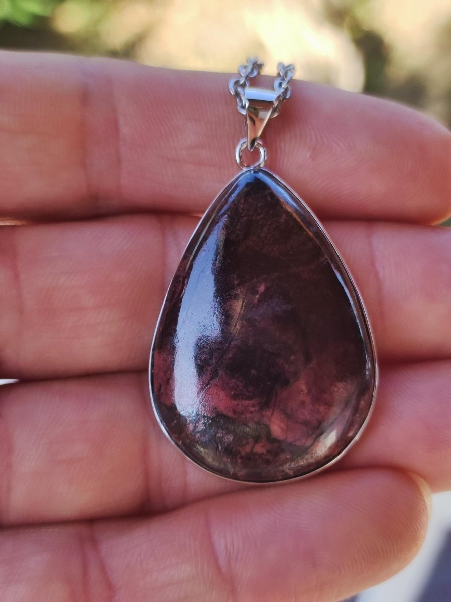 Bustamit Sugilith - inkl. 925 Silber Fassung lila rot Edelstein Kette Natur Heilstein Seltene Rarität Mann Frau Er Sie Geschenk - Art of Nature Berlin