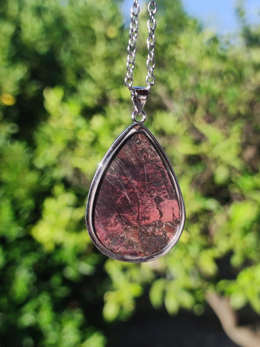 Bustamit Sugilith - inkl. 925 Silber Fassung lila rot Edelstein Kette Natur Heilstein Seltene Rarität Mann Frau Er Sie Geschenk - Art of Nature Berlin