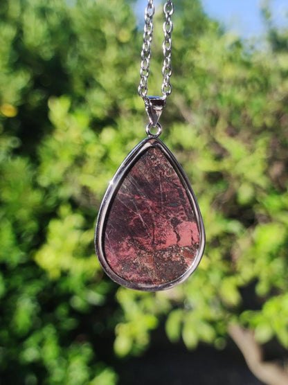 Bustamit Sugilith - inkl. 925 Silber Fassung lila rot Edelstein Kette Natur Heilstein Seltene Rarität Mann Frau Er Sie Geschenk - Art of Nature Berlin