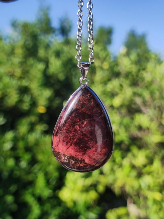 Bustamit Sugilith - inkl. 925 Silber Fassung lila rot Edelstein Kette Natur Heilstein Seltene Rarität Mann Frau Er Sie Geschenk - Art of Nature Berlin