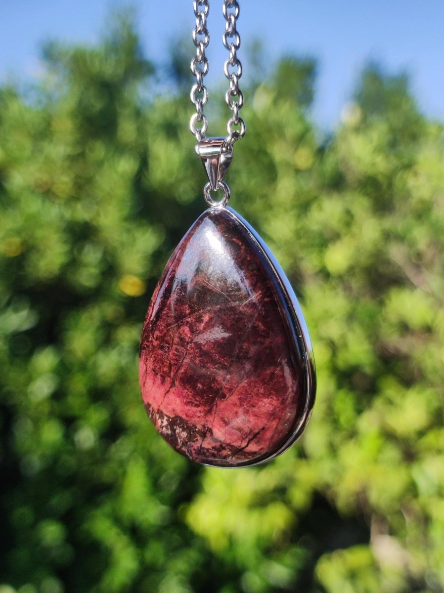 Bustamit Sugilith - inkl. 925 Silber Fassung lila rot Edelstein Kette Natur Heilstein Seltene Rarität Mann Frau Er Sie Geschenk - Art of Nature Berlin