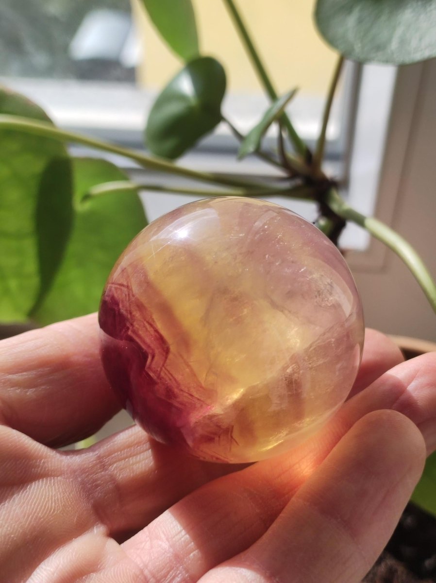 Candy Fluorit gelb Regenbogen Edelstein Kugel Deko Sphere Kristall Spielkugel Meditation Heilstein Frau Mann Geschenk Er Sie Haus Energie - Art of Nature Berlin