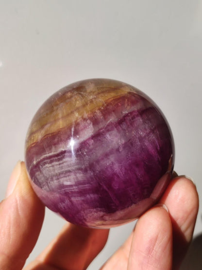 Candy Fluorit gelb Regenbogen Edelstein Kugel Deko Sphere Kristall Spielkugel Meditation Heilstein Frau Mann Geschenk Er Sie Haus Energie - Art of Nature Berlin