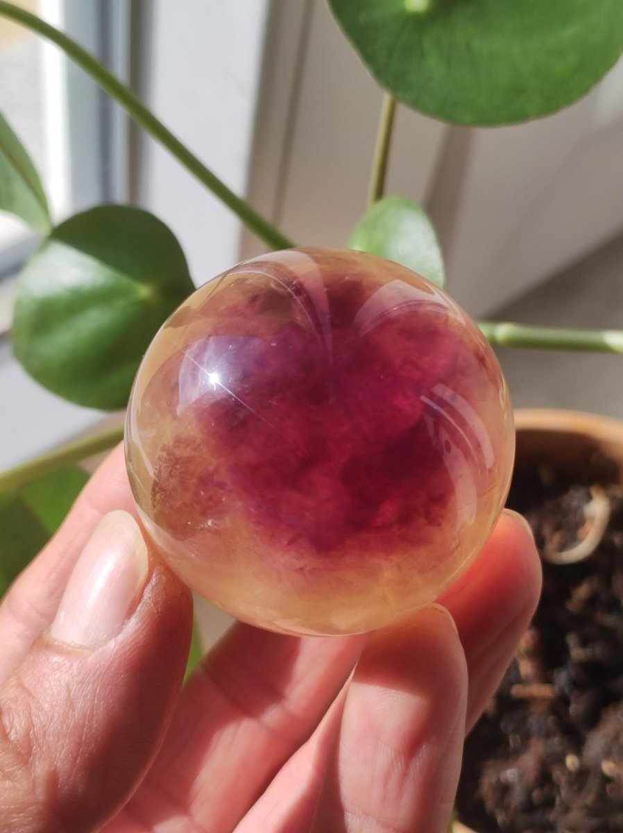 Candy Fluorit gelb Regenbogen Edelstein Kugel Deko Sphere Kristall Spielkugel Meditation Heilstein Frau Mann Geschenk Er Sie Haus Energie - Art of Nature Berlin