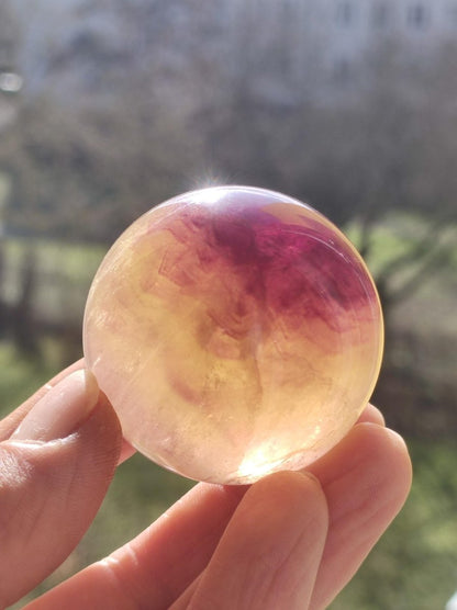 Candy Fluorit gelb Regenbogen Edelstein Kugel Deko Sphere Kristall Spielkugel Meditation Heilstein Frau Mann Geschenk Er Sie Haus Energie - Art of Nature Berlin