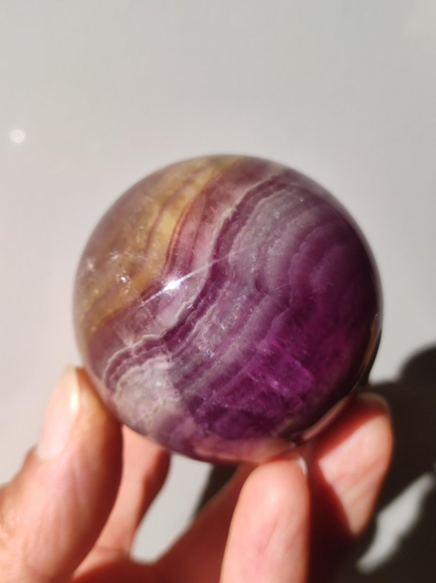 Candy Fluorit gelb Regenbogen Edelstein Kugel Deko Sphere Kristall Spielkugel Meditation Heilstein Frau Mann Geschenk Er Sie Haus Energie - Art of Nature Berlin