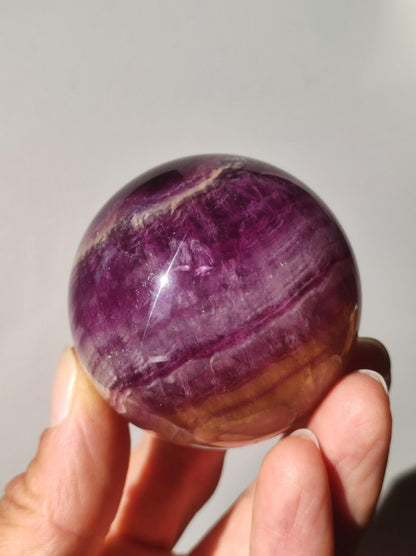 Candy Fluorit gelb Regenbogen Edelstein Kugel Deko Sphere Kristall Spielkugel Meditation Heilstein Frau Mann Geschenk Er Sie Haus Energie - Art of Nature Berlin