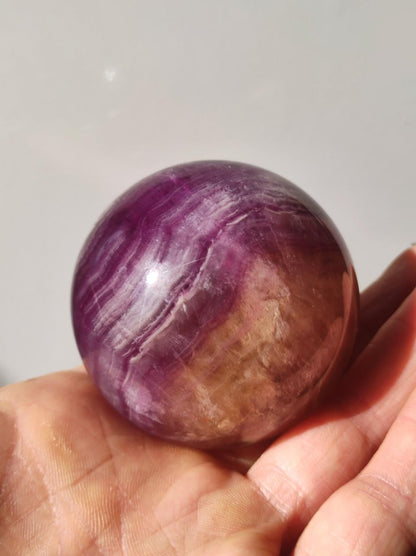 Candy Fluorit gelb Regenbogen Edelstein Kugel Deko Sphere Kristall Spielkugel Meditation Heilstein Frau Mann Geschenk Er Sie Haus Energie - Art of Nature Berlin