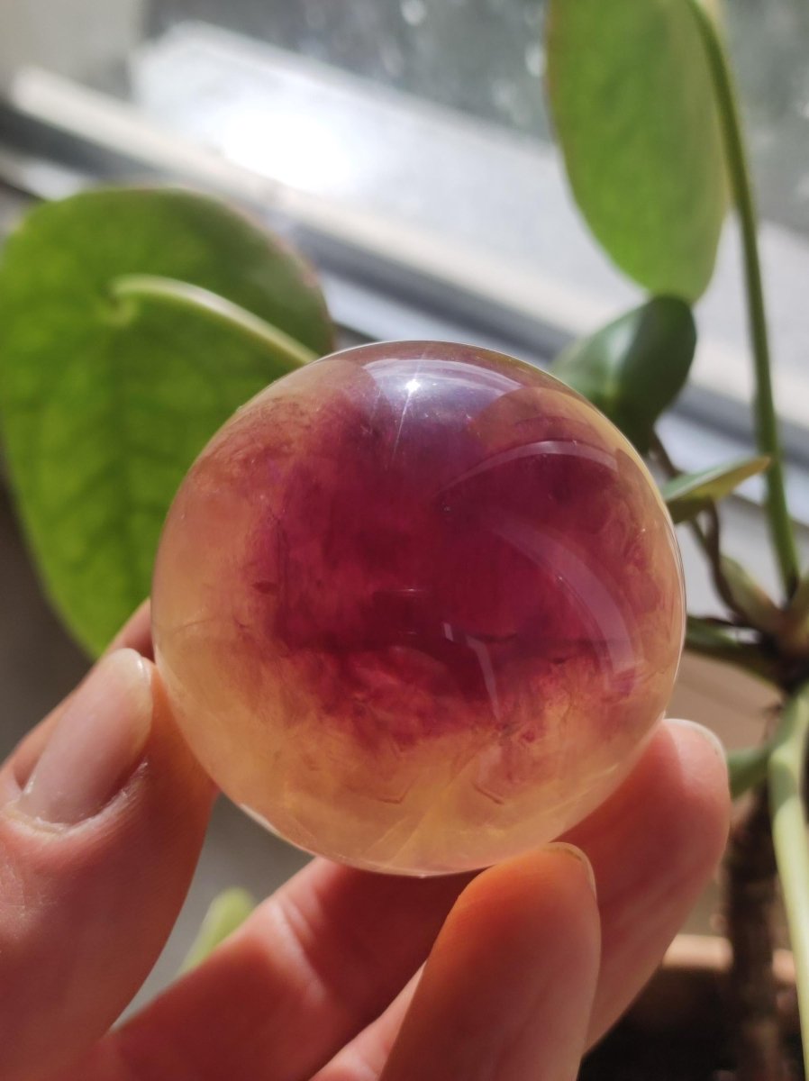 Candy Fluorit gelb Regenbogen Edelstein Kugel Deko Sphere Kristall Spielkugel Meditation Heilstein Frau Mann Geschenk Er Sie Haus Energie - Art of Nature Berlin