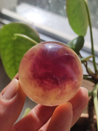 Candy Fluorit gelb Regenbogen Edelstein Kugel Deko Sphere Kristall Spielkugel Meditation Heilstein Frau Mann Geschenk Er Sie Haus Energie - Art of Nature Berlin