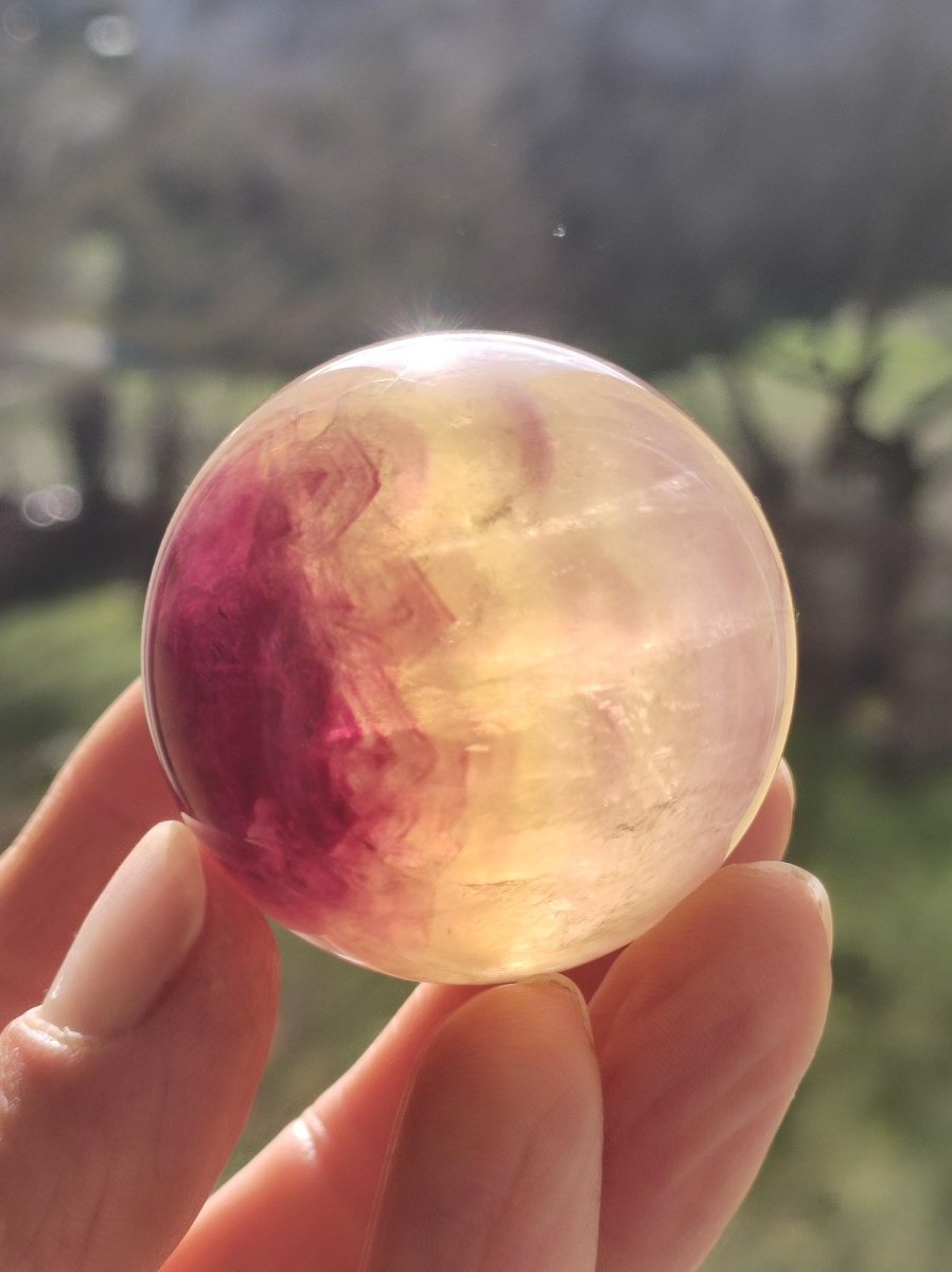 Candy Fluorit gelb Regenbogen Edelstein Kugel Deko Sphere Kristall Spielkugel Meditation Heilstein Frau Mann Geschenk Er Sie Haus Energie - Art of Nature Berlin
