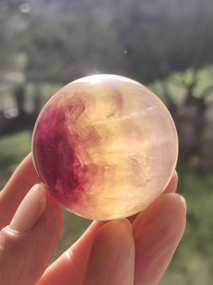 Candy Fluorit gelb Regenbogen Edelstein Kugel Deko Sphere Kristall Spielkugel Meditation Heilstein Frau Mann Geschenk Er Sie Haus Energie - Art of Nature Berlin