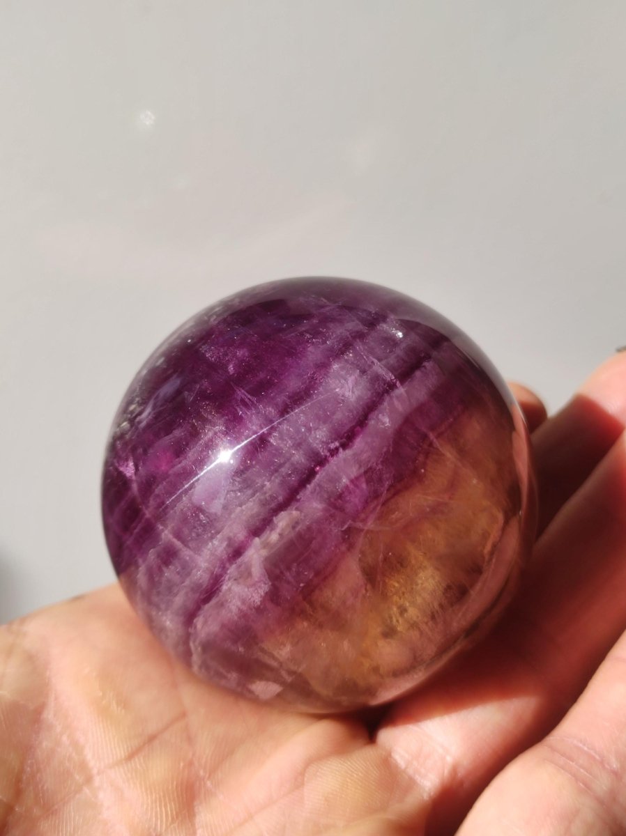 Candy Fluorit gelb Regenbogen Edelstein Kugel Deko Sphere Kristall Spielkugel Meditation Heilstein Frau Mann Geschenk Er Sie Haus Energie - Art of Nature Berlin