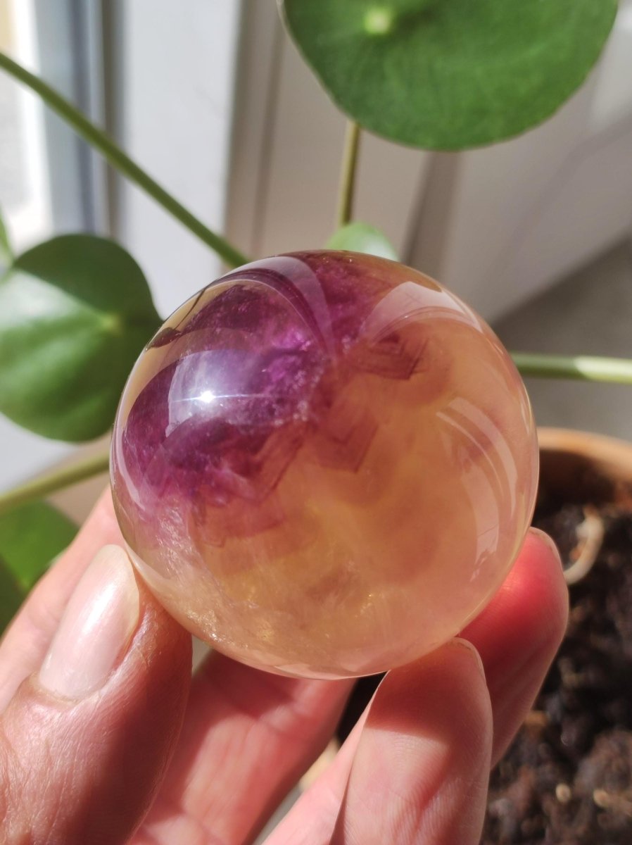 Candy Fluorit gelb Regenbogen Edelstein Kugel Deko Sphere Kristall Spielkugel Meditation Heilstein Frau Mann Geschenk Er Sie Haus Energie - Art of Nature Berlin