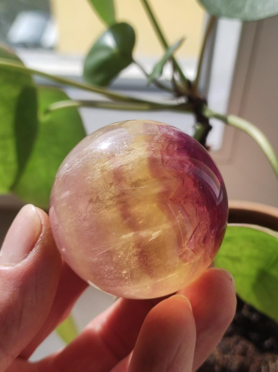 Candy Fluorit gelb Regenbogen Edelstein Kugel Deko Sphere Kristall Spielkugel Meditation Heilstein Frau Mann Geschenk Er Sie Haus Energie - Art of Nature Berlin