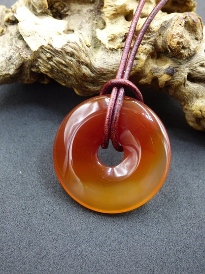 Carneol Carnelian Karneol - Edelstein Donut Kette rot Natur Heilstein Kristalle Anhänger Mann Frau Kind Geschenk Er Sie Bruder Schwester - Art of Nature Berlin