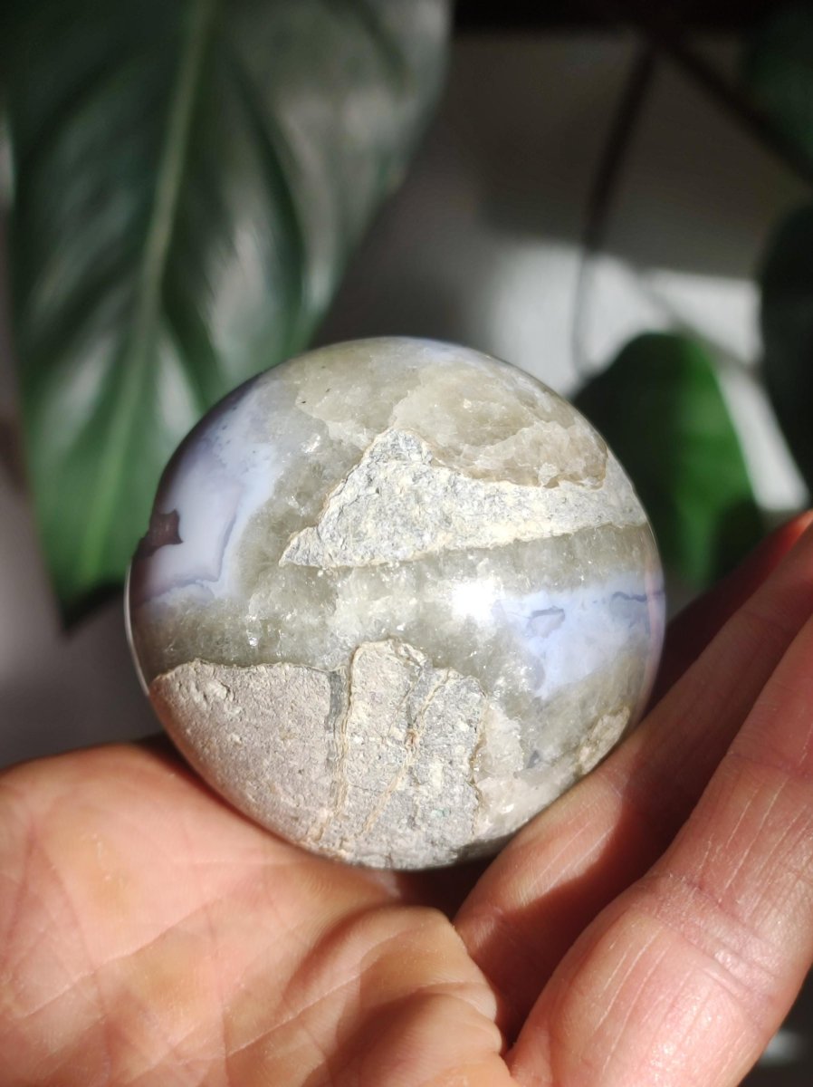 Chalcedon AAA - Edelstein Kugel blau Deko Sphere mit Geode Meditation Natur Heilstein Wohnen Sammler Rarität Hochwertig Art of Nature Berlin - Art of Nature Berlin