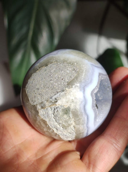 Chalcedon AAA - Edelstein Kugel blau Deko Sphere mit Geode Meditation Natur Heilstein Wohnen Sammler Rarität Hochwertig Art of Nature Berlin - Art of Nature Berlin