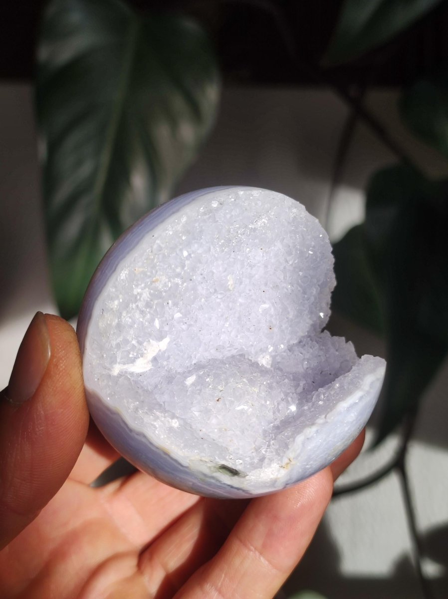 Chalcedon AAA - Edelstein Kugel blau Deko Sphere mit Geode Meditation Natur Heilstein Wohnen Sammler Rarität Hochwertig Art of Nature Berlin - Art of Nature Berlin