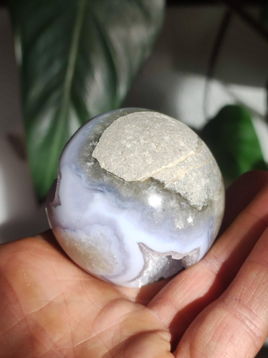 Chalcedon AAA - Edelstein Kugel blau Deko Sphere mit Geode Meditation Natur Heilstein Wohnen Sammler Rarität Hochwertig Art of Nature Berlin - Art of Nature Berlin