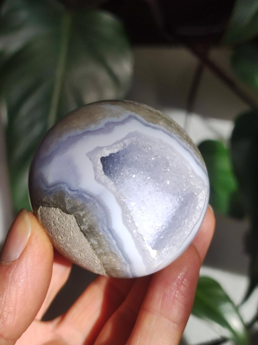 Chalcedon AAA - Edelstein Kugel blau Deko Sphere mit Geode Meditation Natur Heilstein Wohnen Sammler Rarität Hochwertig Art of Nature Berlin - Art of Nature Berlin