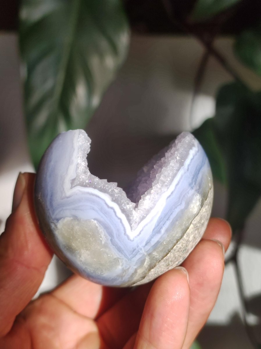 Chalcedon AAA - Edelstein Kugel blau Deko Sphere mit Geode Meditation Natur Heilstein Wohnen Sammler Rarität Hochwertig Art of Nature Berlin - Art of Nature Berlin