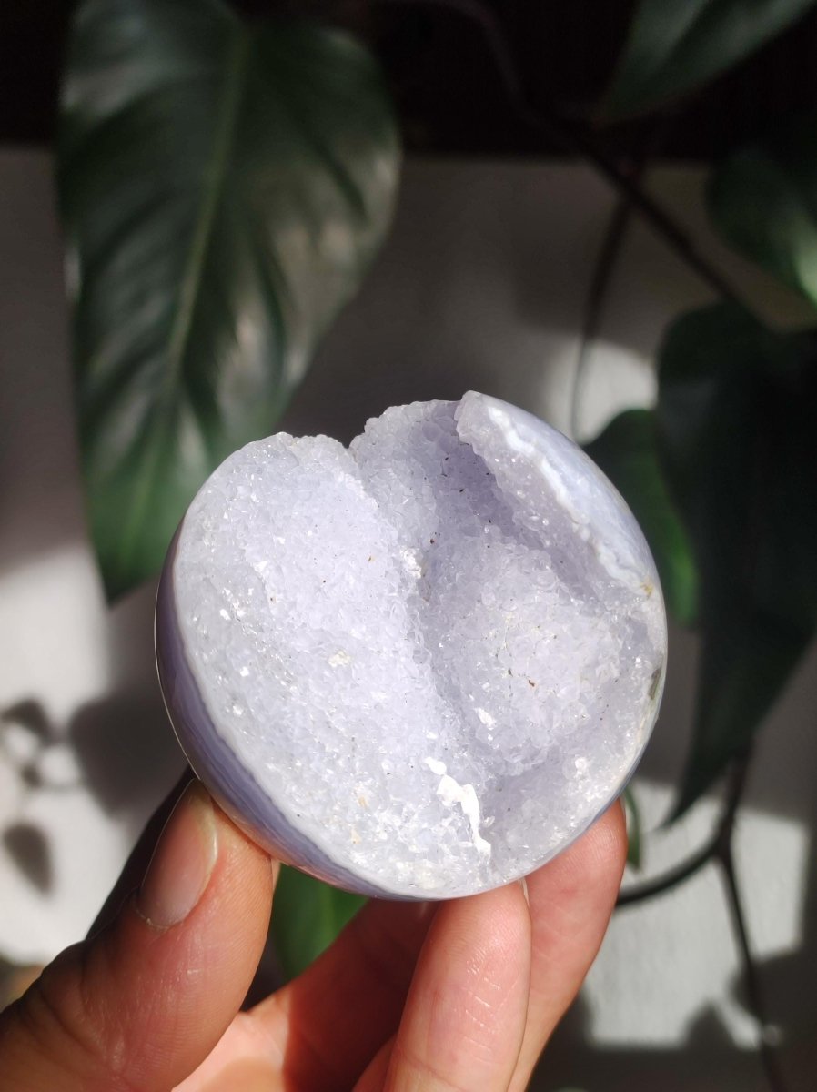 Chalcedon AAA - Edelstein Kugel blau Deko Sphere mit Geode Meditation Natur Heilstein Wohnen Sammler Rarität Hochwertig Art of Nature Berlin - Art of Nature Berlin