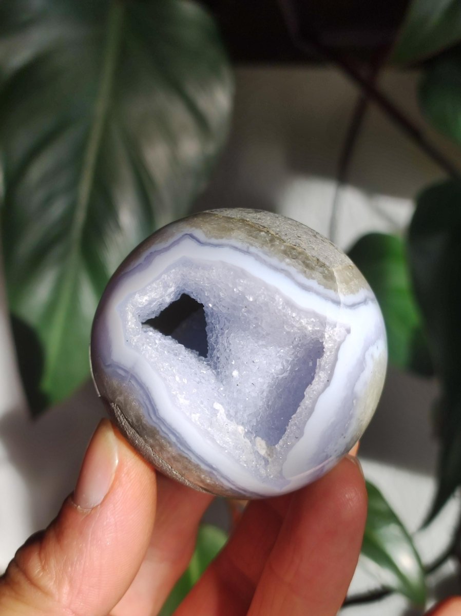 Chalcedon AAA - Edelstein Kugel blau Deko Sphere mit Geode Meditation Natur Heilstein Wohnen Sammler Rarität Hochwertig Art of Nature Berlin - Art of Nature Berlin