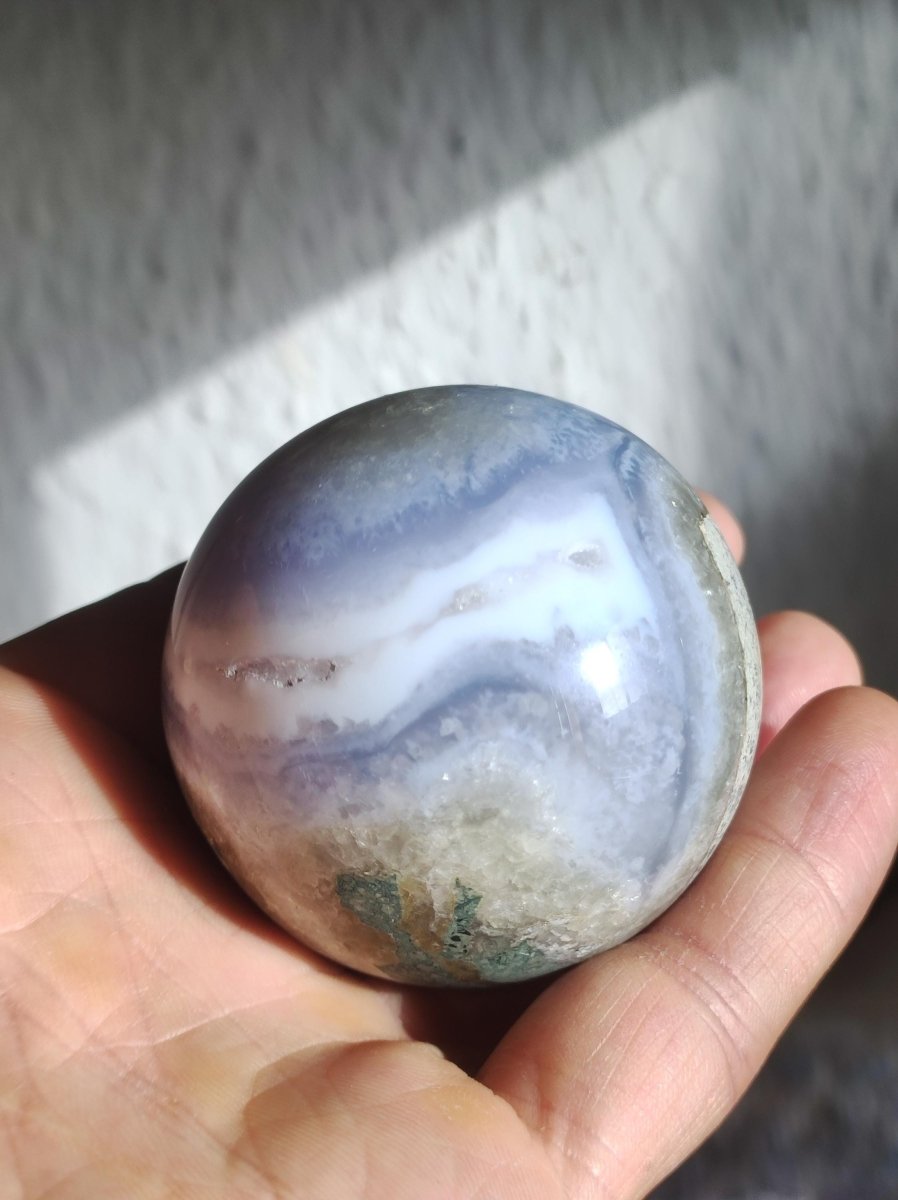 Chalcedon AAA - Edelstein Kugel blau Deko Sphere mit Geode Meditation Natur Heilstein Wohnen Sammler Rarität Hochwertig Art of Nature Berlin - Art of Nature Berlin