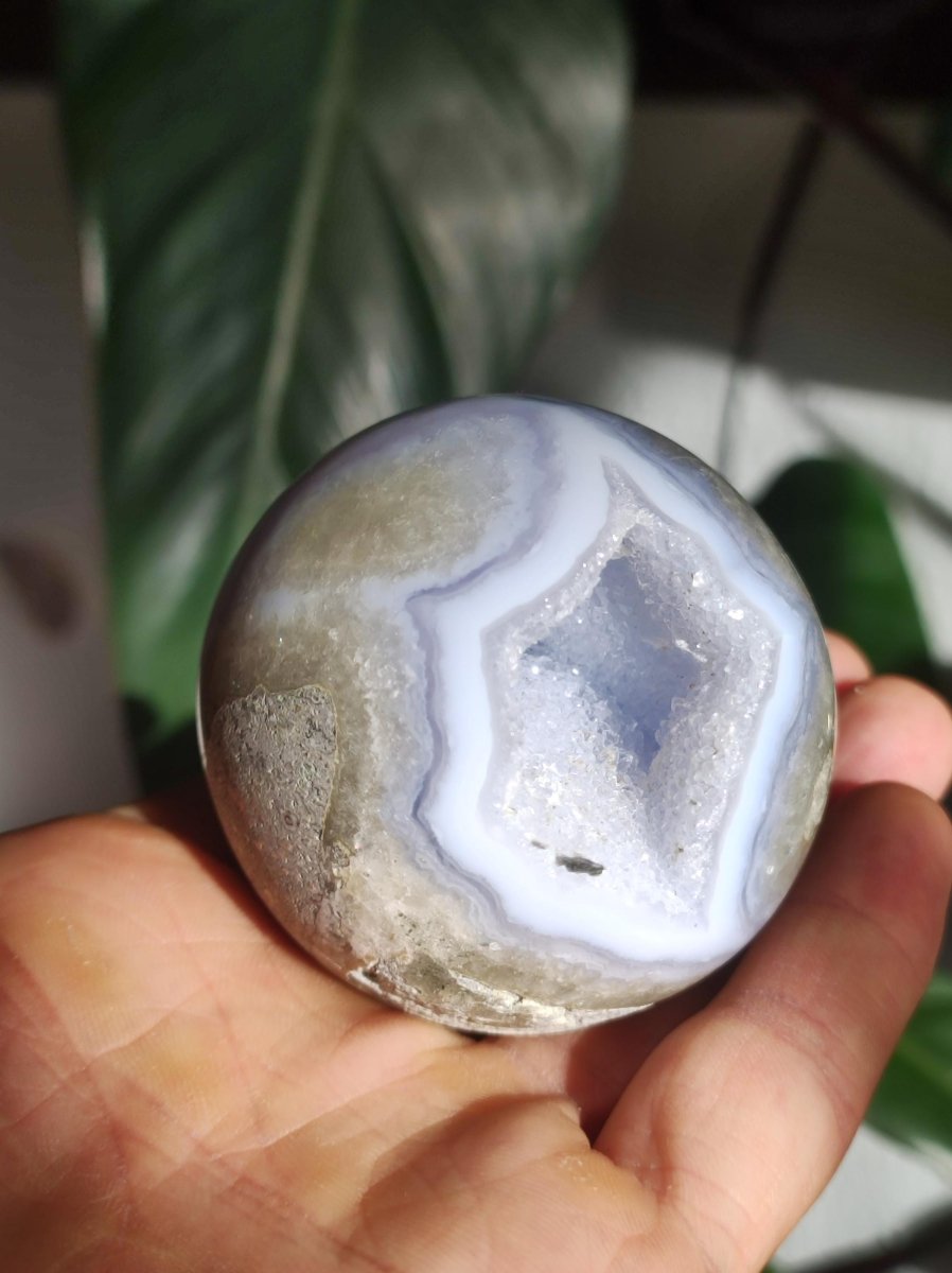 Chalcedon AAA - Edelstein Kugel blau Deko Sphere mit Geode Meditation Natur Heilstein Wohnen Sammler Rarität Hochwertig Art of Nature Berlin - Art of Nature Berlin