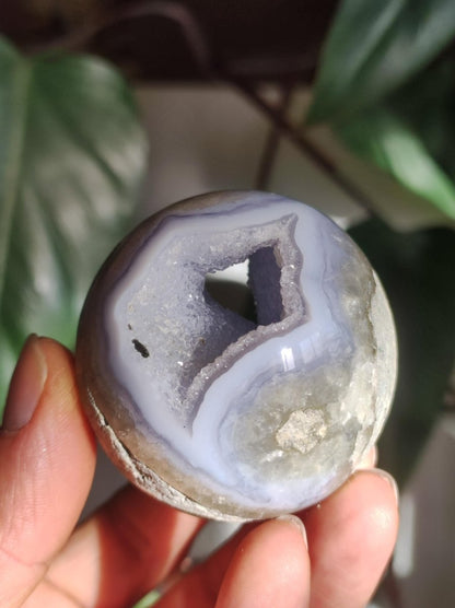 Chalcedon AAA - Edelstein Kugel blau Deko Sphere mit Geode Meditation Natur Heilstein Wohnen Sammler Rarität Hochwertig Art of Nature Berlin - Art of Nature Berlin