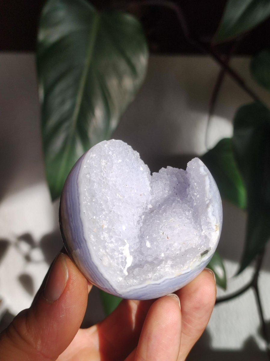Chalcedon AAA - Edelstein Kugel blau Deko Sphere mit Geode Meditation Natur Heilstein Wohnen Sammler Rarität Hochwertig Art of Nature Berlin - Art of Nature Berlin